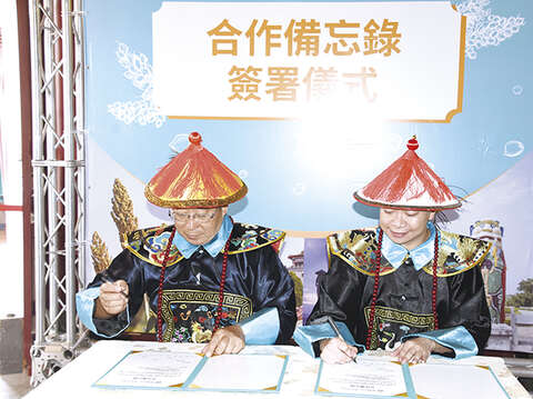 金門縣政府秘書長陳朝金（左）昨日與國際知名旅遊體驗平台KKday總監陳崇文（右）簽訂合作備忘錄（MOU），宣示金門縣政府與觀光產業站在一起，將攜手開創觀光產業新通路。（翁維智攝）