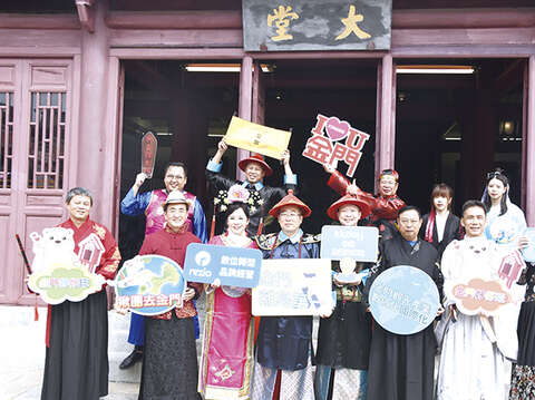 秘書長陳朝金和與會貴賓藉多樣角色扮演，希望強強聯手，加速推動金門觀光產業數位化、國際化。（翁維智攝）