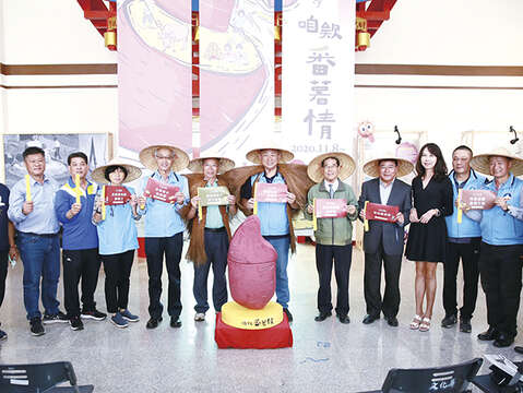 「咱欸番薯情」系列活動開幕，縣長楊鎮浯、議員李應文，吳有家、李誠智、楊忠俊、陳文顧等4位鄉鎮長與貴賓共同為活動熱身。（陳麗妤攝）