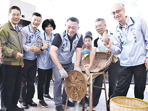 縣長及與會貴賓體驗安籤製作。（陳麗妤攝）