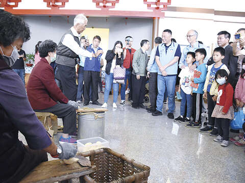 黃振良老師導覽介紹、社區民眾操作示範安籤、安脯等製作。（陳麗妤攝）