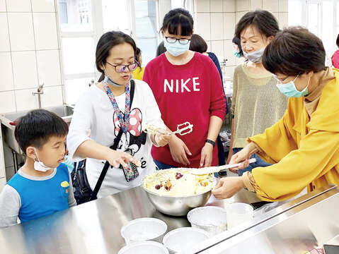 文化園區「咱欸番薯情」主題活動昨開跑，首先由文史工作者林金榮老師分享「聚落與番薯之關聯」，接續登場的是「番薯與西點的邂逅」烘焙體驗。（陳麗妤攝）