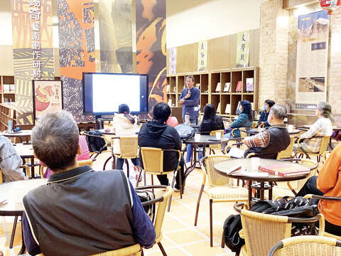 文化園區「咱欸番薯情」主題活動昨開跑，首先由文史工作者林金榮老師分享「聚落與番薯之關聯」，接續登場的是「番薯與西點的邂逅」烘焙體驗。（陳麗妤攝）