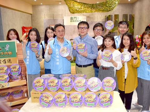 金門老兵召集令活動再加碼，味丹企業食品行銷部經理程睿翔致贈「朕一品金門高坑牛肉麵」泡麵，觀光處副處長許績鑫代表接受，並頒發感謝狀給程睿翔經理。（莊煥寧攝）