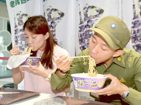 「朕一品金門高坑牛肉麵」泡麵。（莊煥寧攝）