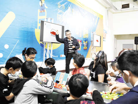 觀光處配合樂高積木主題展辦理兩梯次親子手作活動，邀請國際級樂高大師黃彥智到場面授機宜，親子動手組裝「風太郎」。（陳麗妤攝）