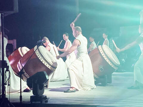 在「優人神鼓」壓軸演出以及低空煙火的絢爛中，持續一個月的「2020白色秘境單車海洋藝術季」震撼落幕。（縣府提供）