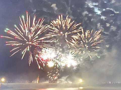 在「優人神鼓」壓軸演出以及低空煙火的絢爛中，持續一個月的「2020白色秘境單車海洋藝術季」震撼落幕。（縣府提供）