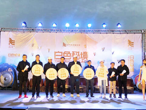 在「優人神鼓」壓軸演出以及低空煙火的絢爛中，持續一個月的「2020白色秘境單車海洋藝術季」震撼落幕。（縣府提供）