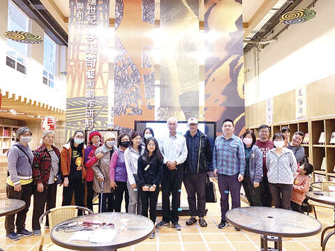 文化園區「咱欸番薯情」主題系列活動，日昨舉辦金門食文化演變講座及「阿嬤灶腳ㄟ番薯味」地瓜酥DIY，各吸引30位民眾參加，在講師黃振良及黃俊杰帶領下，認識番薯在金門飲食中的轉變歷程；並動手製作地瓜酥，回憶道地家常味。 （文化園區提供）