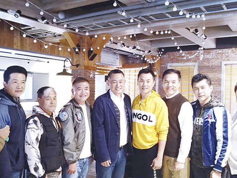 《金不厭詐‧大家有錢賺》在金門開拍，縣長楊鎮浯至片廠慰勞劇組。（詹宗翰攝）