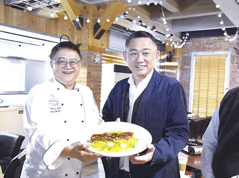 美食家梁幼祥劇中軋一角，在劇中端出以金門酒槽牛製作的美食。（詹宗翰攝）