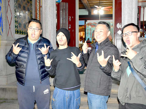 馬來西亞創作鬼才黃明志（左2）到金門拍MV，縣長楊鎮浯（右2）到拍攝現場探班。（詹宗翰攝）