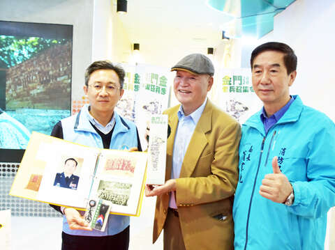 史宗儀將軍（中）昨回到戰地金門，並捐贈金門駐防回憶紀念冊給予觀光處典藏。（李金鎗攝）