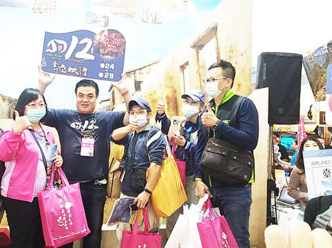 金城鎮鎮長李誠智超前部署為明年金門迎城隍活動行銷。（觀光處提供）