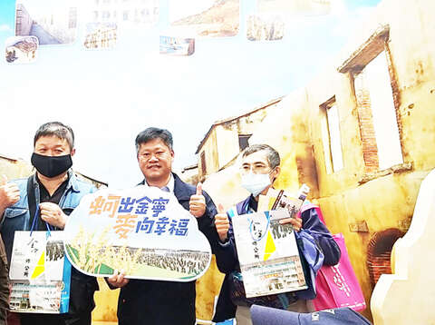 金寧鄉鄉長楊忠俊超前部署為明年石蚵小麥文化季活動熱身。（觀光處提供）
