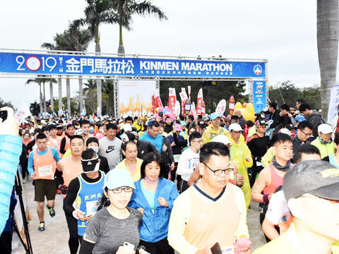 隨著疫情發展，縣府教育處表示，2021金門馬拉松仍將朝續辦方向做準備，圖為2019金門馬開跑盛況。(縣府教育處提供)