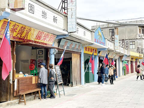 縣府協調各創意小店進駐金沙陽翟大街，用心營造動人的年節氛圍，希望吸引遊客共度跨年夜的精彩。