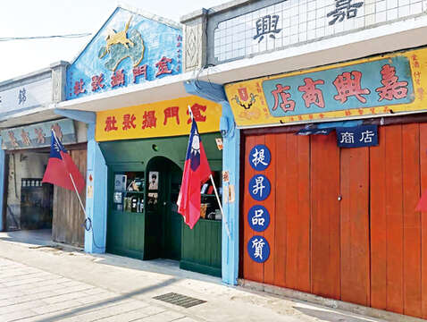 縣府協調各創意小店進駐金沙陽翟大街，用心營造動人的年節氛圍，希望吸引遊客共度跨年夜的精彩。