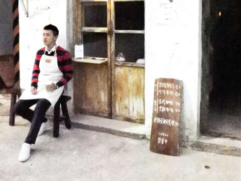 楊文權、張芝綾、洪苡家三位年輕人巧手將原來的紳士、淑女美容院打造成能品嚐到咖啡及金門特色甜點的手作創意空間，而龍陵浴室在簡約日系設計風格下飄起咖啡香。（陳麗妤攝）