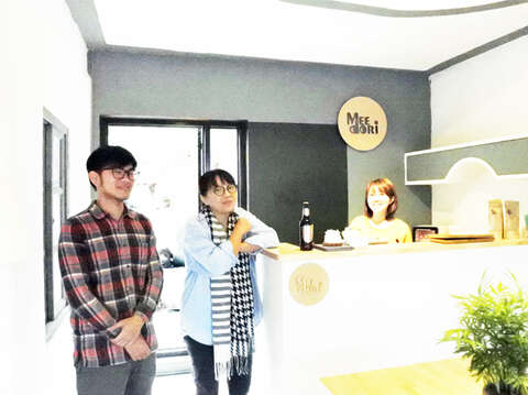 楊文權、張芝綾、洪苡家三位年輕人巧手將原來的紳士、淑女美容院打造成能品嚐到咖啡及金門特色甜點的手作創意空間，而龍陵浴室在簡約日系設計風格下飄起咖啡香。（陳麗妤攝）
