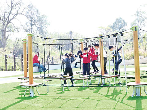 烈嶼鄉后麟兒童遊憩區啟用以來，吸引許多家長帶著小朋友體驗各項遊樂設施。（許加泰攝）