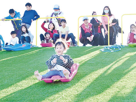 烈嶼鄉后麟兒童遊憩區啟用以來，吸引許多家長帶著小朋友體驗各項遊樂設施。（許加泰攝）