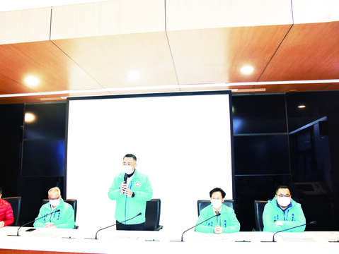 縣長楊鎮浯偕教育處長羅德水（左二）、衛生局長李錫鑫（右二）、觀光處長丁健剛（右）及中華民國路跑協會理事長陳華恆（左），共同宣布停辦2021金門馬拉松。（翁維智攝）