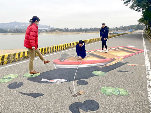 金湖鎮公所在今年請來同一創作團隊畫了可互動的3D繪畫,照片經民眾上傳到網路上,馬上就吸引不少群眾前往打卡。(民眾提供)