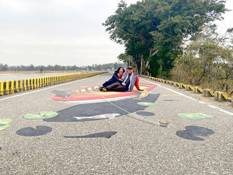 金湖鎮公所在今年請來同一創作團隊畫了可互動的3D繪畫,照片經民眾上傳到網路上,馬上就吸引不少群眾前往打卡。(民眾提供)