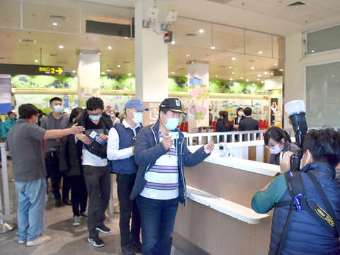 「藍色公路」海上旅遊行程22日首航，民眾開心搭船類出國。（陳冠霖攝）