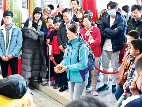 受疫情影響，烈嶼鄉保生大帝廟管理委員會取消今年春節「擲聖筊競賽」，烈嶼鄉公所也停辦春節遊藝活動。圖為去年活動的熱潮。（本報資料照片）