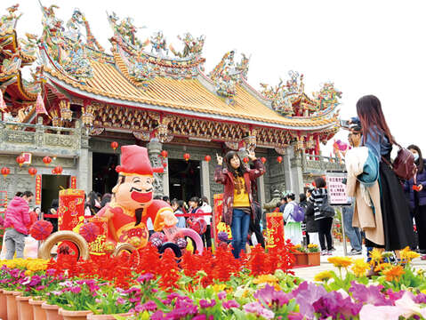 受疫情影響，烈嶼鄉保生大帝廟管理委員會取消今年春節「擲聖筊競賽」，烈嶼鄉公所也停辦春節遊藝活動。圖為去年活動的熱潮。（本報資料照片）