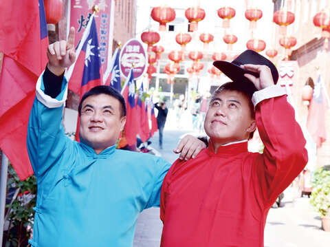 金城鎮模範街懸掛起紅色的燈籠。穿上民國初年的服裝在早年的洋樓建築間拍照，饒富趣味，金城鎮長李誠智邀請民眾也體驗「穿越」的妙趣。（詹宗翰攝）