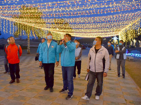 縣長楊鎮浯與秘書長陳朝金等人至石雕公園視察養工所為農曆新年所作的裝飾。（詹宗翰攝）