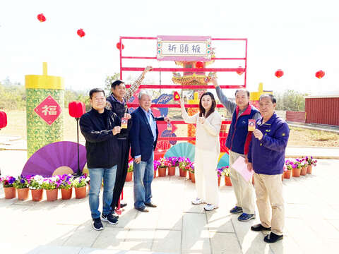 烈嶼鄉公所結合保生大帝廟管委會在該廟廣場設置祈願牆，鄉長洪若珊並和保生大帝廟管委會主任委員洪國正等人，一起掛上祈福卡，祈求新年平安健康。（許加泰攝）