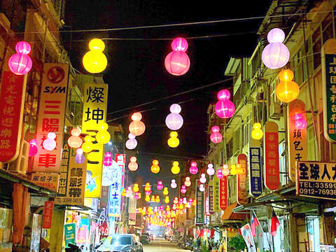 金湖鎮夜晚點燈，璀璨亮麗。（陳冠霖攝）