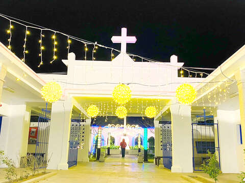 羅寶田神父紀念公園裝飾大量燈飾。（陳冠霖攝）