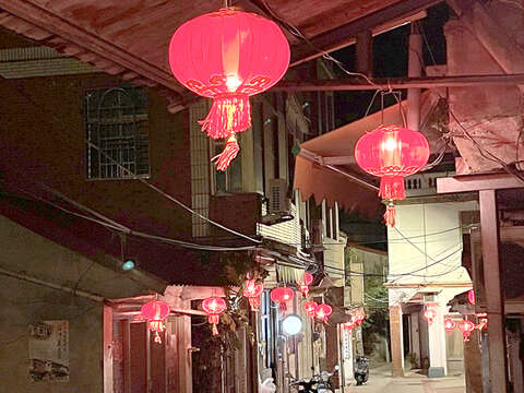 沙美市區各家家戶戶迎喜氣裝置燈籠造景。（陳麗妤攝）