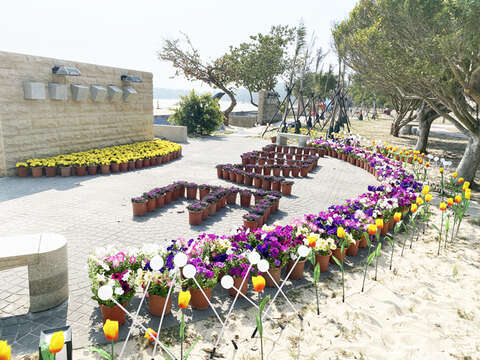 烈嶼鄉東林海濱公園燈飾於每晚6點開始點燈，絢麗點亮整個海岸，圖為海濱公園造景。（許加泰攝）