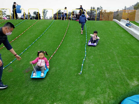 農曆春節連續假期，烈嶼鄉后麟兒童遊憩區，共融遊戲場融合的綠地遊憩設施，譜出親子歡樂的溫馨畫面。 （許加泰攝）