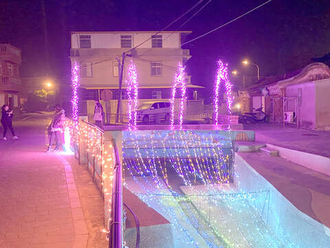 春節連假接近尾聲，但盤山村大水溝網紅景點「為什麼來金門？」，一直到3月15日，仍將點亮璀璨浪漫的燈景，歡迎遊客和鄉親繼續相約一起來賞燈。（翁維智攝）