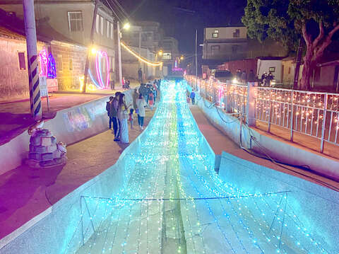 春節連假接近尾聲，但盤山村大水溝網紅景點「為什麼來金門？」，一直到3月15日，仍將點亮璀璨浪漫的燈景，歡迎遊客和鄉親繼續相約一起來賞燈。（翁維智攝）