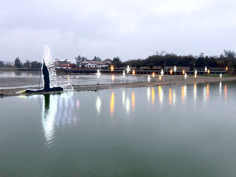 「2021金門元宵燈節」將於2月26日點亮登場，部分燈組於大年初一開始試點燈，民眾可以於夜晚18:00-22:00在古寧頭雙鯉湖欣賞。（文化局提供）