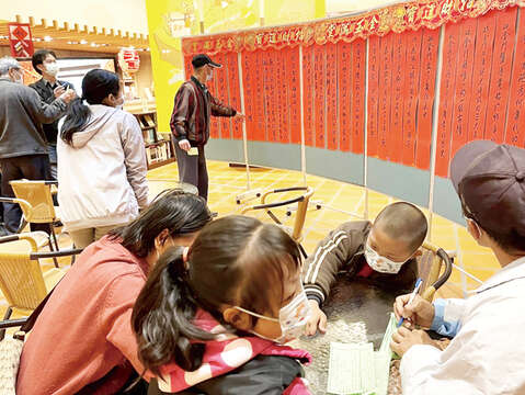 文化園區歷史民俗博物館「打開金門」展館新亮相受好評，而迎春猜燈謎體驗為期至初九，並訂於正月十五抽獎，文化園區歡迎鄉親把握時間到館參觀及參與。（陳麗妤攝）