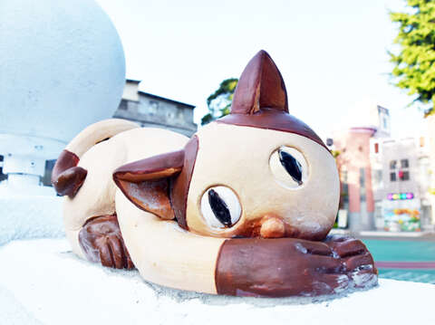 或舒懶腰、或趴伏著、或睥睨著牆下路人的貓咪，可愛生動模樣令人想親近。（詹宗翰攝）