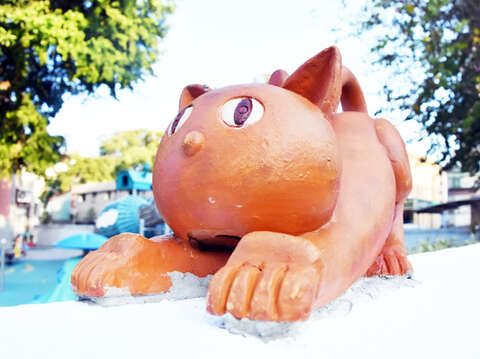 或舒懶腰、或趴伏著、或睥睨著牆下路人的貓咪，可愛生動模樣令人想親近。（詹宗翰攝）