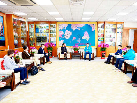 云顶邮轮集团业务部副总裁刘晓宁与金门县政府讨论今年度跳岛邮轮抵金相关事宜。（观光处提供）