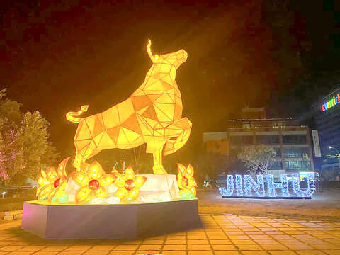 「金湖燈光節」主燈「金牛迎春」亮相，十分亮眼霸氣。（金湖鎮公所提供）