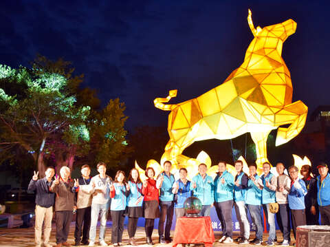 在县长杨镇浯及到场来宾共同启动下，金湖灯光节宣告开始，活动将延续到四月底，三月底更有来自台湾灯会灯区的多盏主灯到金湖展出。
